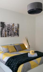 MġarrMgarr Waterfront Cosy Apartment 2 by Ghajnsielem Gozo的一间卧室配有一张带黄色和黑色枕头的床