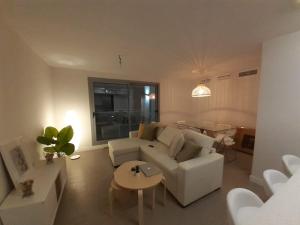 莫切Oasis Duna Beach by Spain2home的客厅配有白色的沙发和桌子