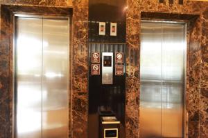 玛琅玛琅格兰德卡拉酒店的地铁站的几部电梯