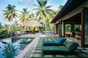 韦利格默Kumara Luxury Villa的一座别墅,设有游泳池和棕榈树