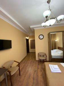 波利亚纳Сонячна Соната的酒店客房带一张床、一张桌子和椅子