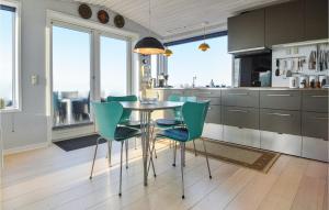 埃斯比约Nice Home In Esbjerg V With Wifi的厨房配有桌子和绿色椅子