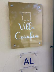 科英布拉Villa Coimbra - Casa Inteira的墙上的一块标牌,上面写着别墅的墓穴