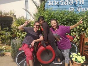 尖竹汶MiniResort Chanthaburi的三人坐在轮子上