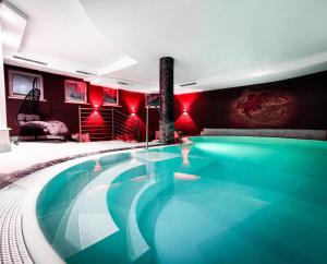 考恩台尔拉森霍夫酒店的红色墙壁的房间中的一个大型游泳池