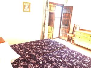 科尔特斯德拉夫龙特拉Casa de Tita Dolores的一间卧室配有一张床、一个梳妆台和一扇窗户。