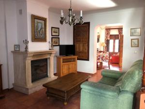 科尔特斯德拉夫龙特拉Casa de Tita Dolores的带沙发和壁炉的客厅