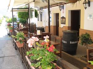 普拉多德尔雷卡伊科酒店的开满鲜花的桌子和桶子的餐厅