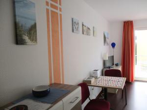 格拉尔-米里茨Apartment Fledermäuschen的小房间设有桌子和桌椅