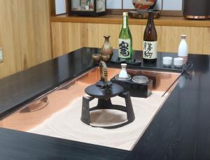 朝日Shiroyamasou的吉他坐在柜台上,备有葡萄酒