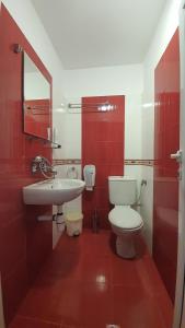 塞夫利耶沃Семеен Хотел-Ресторант Етно Чакала的红色和白色的浴室设有卫生间和水槽