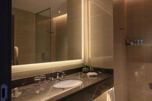 阿卜杜勒国王经济城Views Hotel & Residences的一间带水槽和镜子的浴室