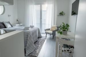 奥卢Compact high quality top floor studio in perfect location的白色客房 - 带床和厨房