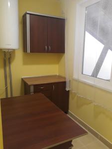 拉希夫Хостел АС Рахів的厨房配有木桌和窗户。