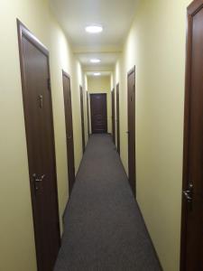 拉希夫Хостел АС Рахів的走廊上设有门和长长的走廊