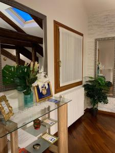 威尼斯Casa Jaqueline ( Attico )的一间设有玻璃桌和镜子的客房