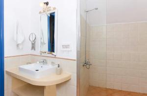 阿斯提帕莱亚镇Aspro Mple的一间带水槽和淋浴的浴室