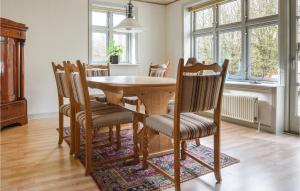 格林斯泰兹Gorgeous Home In Grindsted With Wifi的一间带木桌和椅子的用餐室