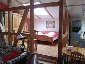 策勒Kastanienhof Alvern的铺有木地板的客房内设有一间卧室和一张床。