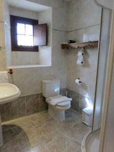 Bóveda赫拉内克斯旅馆的浴室配有卫生间、盥洗盆和淋浴。