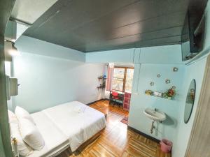 曼谷Bangkok Canale Home at Khaosarn的小房间设有床和水槽