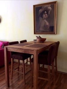 巴耶格兰雷伊Vistamar Vueltas的一张带椅子的木桌和一个女人的肖像