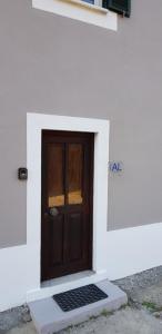 索布拉尔德蒙特阿格拉苏AL - HaoleGuestHouse的白色建筑中一扇门,前面有垫子
