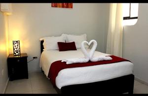 瓦拉斯胡瓦拉茨全球旅馆的一间卧室配有一张带两个白色天鹅的床