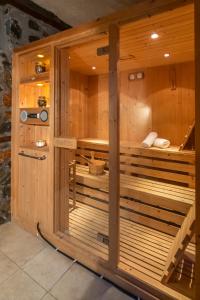帕雷斯阿吉萨那ROUGA Mountain Boutique Suites & Spa的一间铺有木地板的木墙桑拿浴室