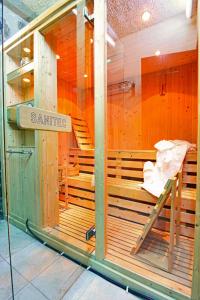 帕雷斯阿吉萨那ROUGA Mountain Boutique Suites & Spa的建筑物中的桑拿浴室,窗户上有标志