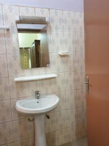 巴马科IMMEUBLE KCF的浴室设有水槽和墙上的镜子