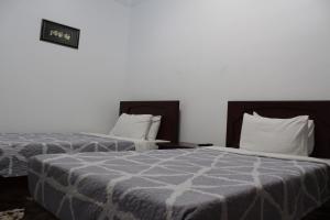 布哈拉Aist House的两张睡床彼此相邻,位于一个房间里
