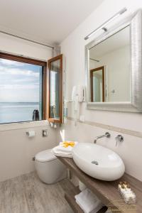 佩莱斯特里纳斯特拉维多宾馆的一间带水槽、卫生间和镜子的浴室