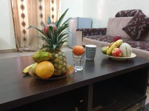 巴马科IMMEUBLE KCF的一张桌子上放着两碗水果