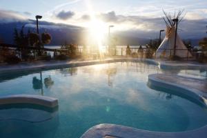 尼尔逊Kootenay Wild Guest Suites的大型游泳池,享有日光背景