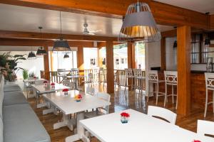 西湾La Placita Inn的一间设有白色桌子和白色椅子的餐厅