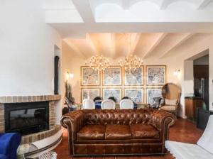 巴塞罗那丽景别墅的客厅设有真皮沙发和壁炉