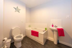 PREMIER - Wishaw En-Suite Apartment的一间浴室