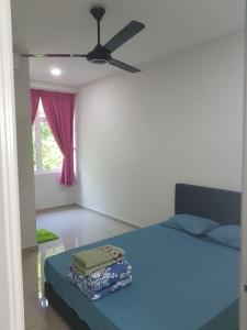 langkawi homestay murah empat bilik客房内的一张或多张床位