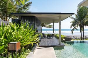 塔巴南Soori Bali的海滩旁带游泳池的房子