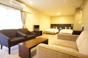 箱根Hakone Forest of Verde的酒店客房带两张床和一个客厅