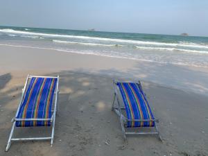 考陶墨西哥海滨公寓的沙滩上的两把沙滩椅