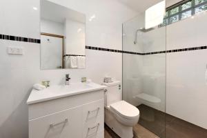 朗塞斯顿科摩多里根酒店的白色的浴室设有卫生间和淋浴。