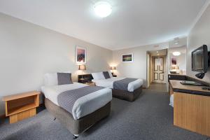 朗塞斯顿科摩多里根酒店的酒店客房设有两张床和一台平面电视。