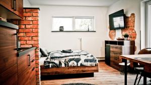 开姆尼茨my inn的一间卧室设有一张床和砖墙