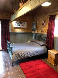 贝德福德The Lodge的一间卧室配有一张床和红色地毯