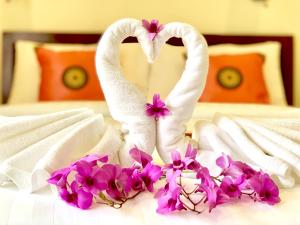 班农塔勒Kannapat House的两个天鹅在床上做心形