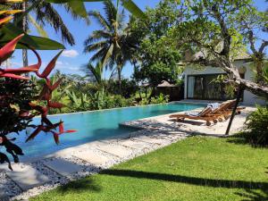 乌布Santun Luxury Private Villas-CHSE CERTIFIED的别墅后院的游泳池