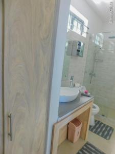 拉戈莱特Fullmoon Apartment & Studio的一间带水槽和镜子的浴室
