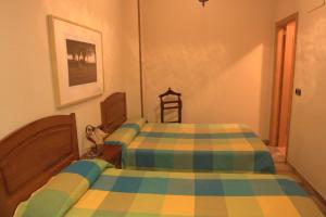 莱昆韦里埃洛斯塔乡村旅馆的一间卧室,配有两张床